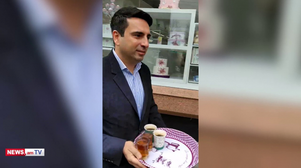 Ален Симонян принес на подносе кофе журналистам